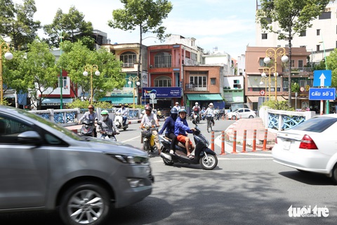 Bất chấp biển cấm, xe máy ầm ầm nối đuôi chạy ngược chiều tại TP.HCM - Ảnh 7. Bất chấp biển cấm, xe máy ầm ầm nối đuôi chạy ngược chiều tại TP.HCM - Ảnh 7.