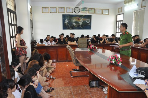 Đột kích loạt tụ điểm ca hát, phát hiện 103 dân chơi dính ma túy - Ảnh 3. Đột kích loạt tụ điểm ca hát, phát hiện 103 dân chơi dính ma túy - Ảnh 3.