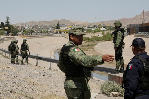 Mexico bắt đầu tuần tra biên giới, bắt gần 800 người di cư không giấy tờ - Ảnh 1. Mexico bắt đầu tuần tra biên giới, bắt gần 800 người di cư không giấy tờ - Ảnh 1.