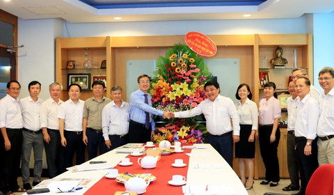 Báo Tuổi Trẻ luôn theo sát hơi thở thời đại, nhịp sống đất nước - Ảnh 1. Báo Tuổi Trẻ luôn theo sát hơi thở thời đại, nhịp sống đất nước - Ảnh 1.