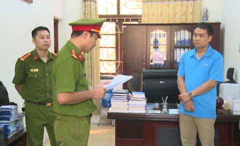 Bắt 2 cán bộ làm khống hồ sơ cấp bằng tốt nghiệp cao đẳng - Ảnh 1. Bắt 2 cán bộ làm khống hồ sơ cấp bằng tốt nghiệp cao đẳng - Ảnh 1.