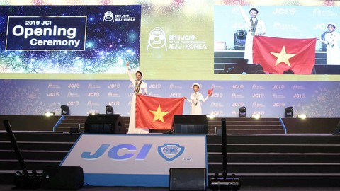 Áo dài Việt Nam gây ấn tượng tại Hội nghị JCI thế giới - Ảnh 1. Áo dài Việt Nam gây ấn tượng tại Hội nghị JCI thế giới - Ảnh 1.