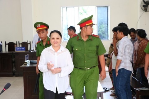 Người phụ nữ nuôi heo lừa ngân hàng, người quen hơn 80 tỉ đồng - Ảnh 2. Người phụ nữ nuôi heo lừa ngân hàng, người quen hơn 80 tỉ đồng - Ảnh 2.