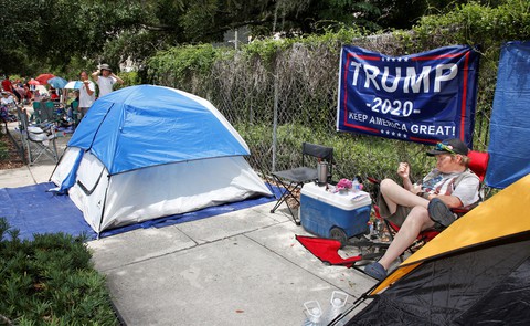 Xí chỗ chờ nghe ông Trump tuyên bố tái tranh cử - Ảnh 3. Xí chỗ chờ nghe ông Trump tuyên bố tái tranh cử - Ảnh 3.