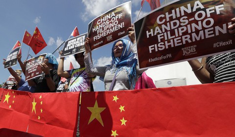 Dân Philippines đốt cờ Trung Quốc sau phát ngôn của ông Duterte - Ảnh 1. Dân Philippines đốt cờ Trung Quốc sau phát ngôn của ông Duterte - Ảnh 1.