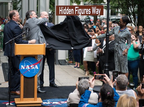 NASA đổi tên đường qua trụ sở để tôn vinh nhà khoa học nữ - Ảnh 1. NASA đổi tên đường qua trụ sở để tôn vinh nhà khoa học nữ - Ảnh 1.