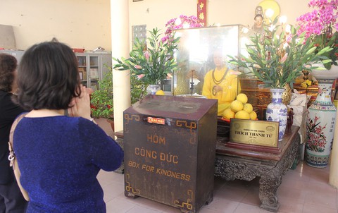 Méo mó quản lý tiền công đức, chế tài được không? - Ảnh 1. Méo mó quản lý tiền công đức, chế tài được không? - Ảnh 1.