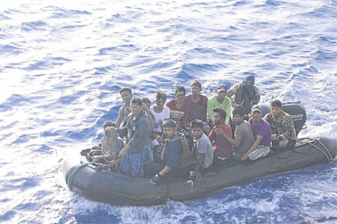 Thượng nghị sĩ Philippines nói ông Duterte như bù nhìn trước Trung Quốc - Ảnh 2. Thượng nghị sĩ Philippines nói ông Duterte như bù nhìn trước Trung Quốc - Ảnh 2.