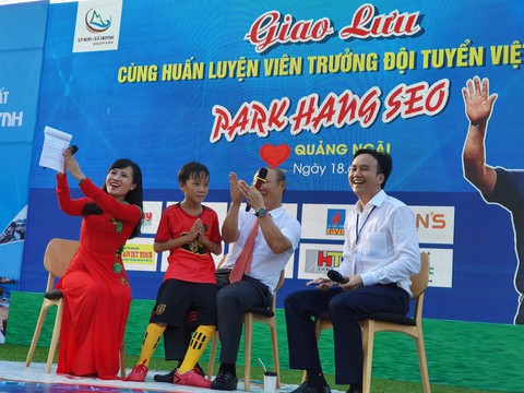 Ông Park Hang Seo hứa sẽ làm hết mình vì bóng đá Việt Nam - Ảnh 7. Ông Park Hang Seo hứa sẽ làm hết mình vì bóng đá Việt Nam - Ảnh 7.