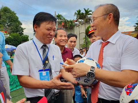 Ông Park Hang Seo hứa sẽ làm hết mình vì bóng đá Việt Nam - Ảnh 8. Ông Park Hang Seo hứa sẽ làm hết mình vì bóng đá Việt Nam - Ảnh 8.