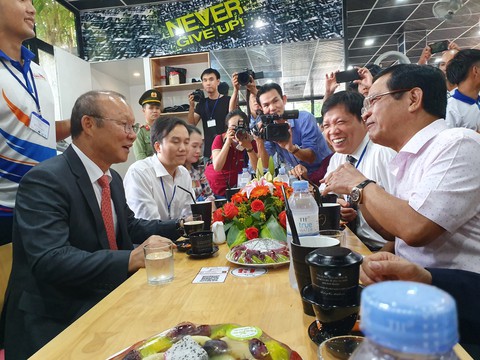 Ông Park Hang Seo hứa sẽ làm hết mình vì bóng đá Việt Nam - Ảnh 9. Ông Park Hang Seo hứa sẽ làm hết mình vì bóng đá Việt Nam - Ảnh 9.