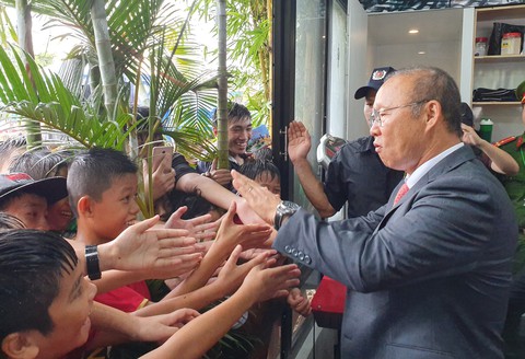 Ông Park Hang Seo hứa sẽ làm hết mình vì bóng đá Việt Nam - Ảnh 4. Ông Park Hang Seo hứa sẽ làm hết mình vì bóng đá Việt Nam - Ảnh 4.