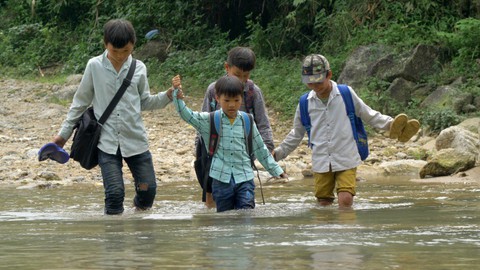 ‘Xây cầu đến lớp‘ từ những tấm lòng hảo tâm - Ảnh 4. ‘Xây cầu đến lớp‘ từ những tấm lòng hảo tâm - Ảnh 4.