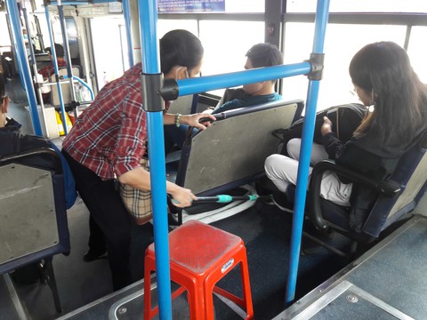 Người khách nữ và chuyến xe buýt khó quên - Ảnh 1. Người khách nữ và chuyến xe buýt khó quên - Ảnh 1.