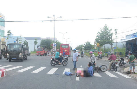 Xe khách tông xe máy, người chồng bị thương ôm thi thể vợ khóc thảm - Ảnh 1. Xe khách tông xe máy, người chồng bị thương ôm thi thể vợ khóc thảm - Ảnh 1.