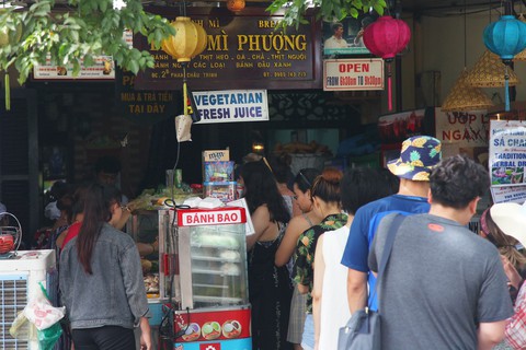 Đến Hội An, bạn đã xếp hàng mua bánh mì Phượng chưa? - Ảnh 4. Đến Hội An, bạn đã xếp hàng mua bánh mì Phượng chưa? - Ảnh 4.