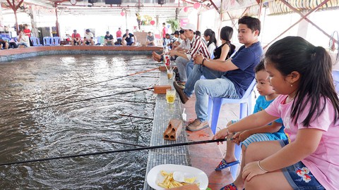 Ngày hè, cả nhà đi câu, ngắm sông Sài Gòn bằng buýt - Ảnh 1. Ngày hè, cả nhà đi câu, ngắm sông Sài Gòn bằng buýt - Ảnh 1.