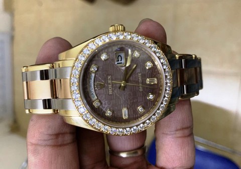 Làm giả giấy tờ ngoạn mục lừa đảo lấy đồng hồ Rolex giá 890 triệu - Ảnh 2. Làm giả giấy tờ ngoạn mục lừa đảo lấy đồng hồ Rolex giá 890 triệu - Ảnh 2.