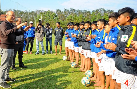 Bầu Đức: Không lo được lương cho ông Park, VFF quá kém! - Ảnh 1. Bầu Đức: Không lo được lương cho ông Park, VFF quá kém! - Ảnh 1.