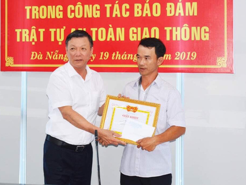 Khen thưởng anh thợ Quảng Nam đục mảng bêtông trên đường - Ảnh 1. Khen thưởng anh thợ Quảng Nam đục mảng bêtông trên đường - Ảnh 1.