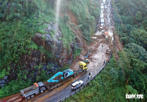 Đèo Bảo Lộc sạt lở nhiều giờ, xe nằm chờ dọc tuyến đường - Ảnh 3. Đèo Bảo Lộc sạt lở nhiều giờ, xe nằm chờ dọc tuyến đường - Ảnh 3.