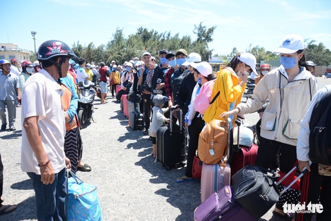 Hơn 200 thí sinh đảo Phú Quý vào Phan Thiết dự thi THPT quốc gia - Ảnh 1. Hơn 200 thí sinh đảo Phú Quý vào Phan Thiết dự thi THPT quốc gia - Ảnh 1.