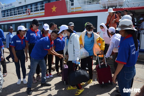 Hơn 200 thí sinh đảo Phú Quý vào Phan Thiết dự thi THPT quốc gia - Ảnh 3. Hơn 200 thí sinh đảo Phú Quý vào Phan Thiết dự thi THPT quốc gia - Ảnh 3.