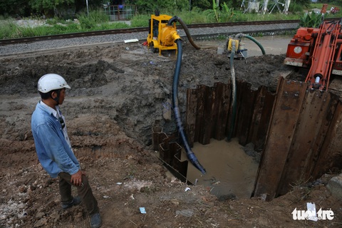 Cúp nước, dân gọi đường dây nóng, nhân viên nhấc máy rồi cúp cái rụp - Ảnh 1. Cúp nước, dân gọi đường dây nóng, nhân viên nhấc máy rồi cúp cái rụp - Ảnh 1.