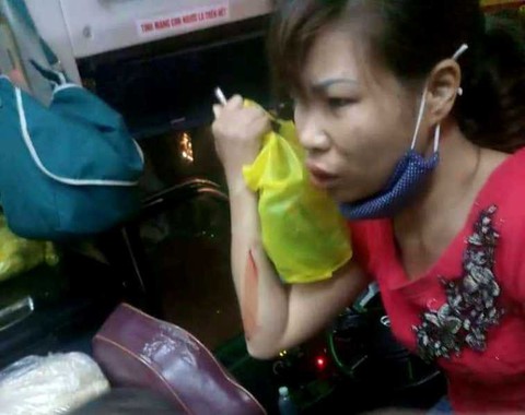 Xe khách chạy qua Thanh Hóa bị ném gạch đá trong đêm - Ảnh 2. Xe khách chạy qua Thanh Hóa bị ném gạch đá trong đêm - Ảnh 2.