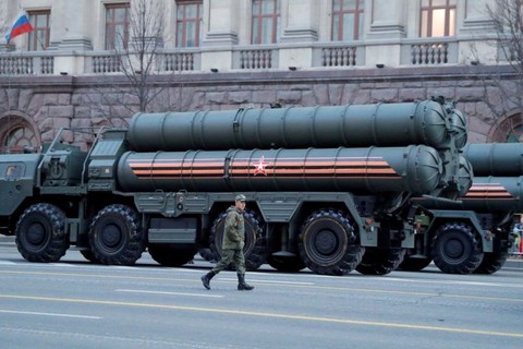 Nga bắt đầu giao hệ thống phòng thủ tên lửa S-400 cho Thổ Nhĩ Kỳ - Ảnh 1. Nga bắt đầu giao hệ thống phòng thủ tên lửa S-400 cho Thổ Nhĩ Kỳ - Ảnh 1.
