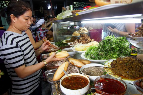 Đến Hội An, bạn đã xếp hàng mua bánh mì Phượng chưa? - Ảnh 1. Đến Hội An, bạn đã xếp hàng mua bánh mì Phượng chưa? - Ảnh 1.