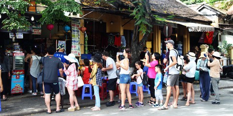 Đến Hội An, bạn đã xếp hàng mua bánh mì Phượng chưa? - Ảnh 2. Đến Hội An, bạn đã xếp hàng mua bánh mì Phượng chưa? - Ảnh 2.
