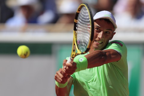 Tay vợt gốc Việt Antoine Hoang kết thúc chuyến phiêu lưu ở Roland Garros - Ảnh 1. Tay vợt gốc Việt Antoine Hoang kết thúc chuyến phiêu lưu ở Roland Garros - Ảnh 1.