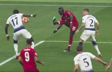 Trọng tài đã đúng khi cho Liverpool hưởng quả đá 11m - Ảnh 2. Trọng tài đã đúng khi cho Liverpool hưởng quả đá 11m - Ảnh 2.