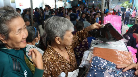 Bệnh nhân nghèo vui mừng rưng rưng tại phiên chợ 0 đồng - Ảnh 2. Bệnh nhân nghèo vui mừng rưng rưng tại phiên chợ 0 đồng - Ảnh 2.