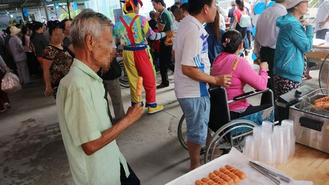 Bệnh nhân nghèo vui mừng rưng rưng tại phiên chợ 0 đồng - Ảnh 3. Bệnh nhân nghèo vui mừng rưng rưng tại phiên chợ 0 đồng - Ảnh 3.