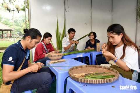 Đổi sách cũ lấy cây xanh tại Ngày hội môi trường TP.HCM - Ảnh 7. Đổi sách cũ lấy cây xanh tại Ngày hội môi trường TP.HCM - Ảnh 7.