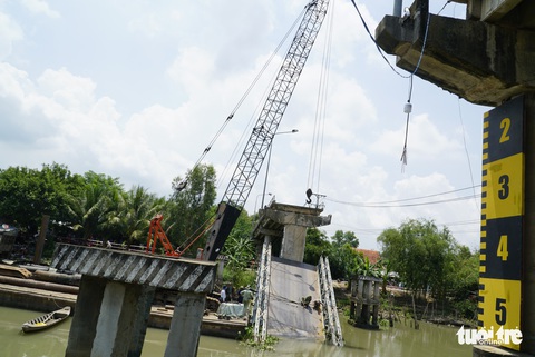 Điều thêm 2 cần cẩu trục vớt xe tải và nhịp cầu Tân Nghĩa - Ảnh 3. Điều thêm 2 cần cẩu trục vớt xe tải và nhịp cầu Tân Nghĩa - Ảnh 3.
