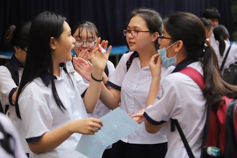 Đề thi tiếng Anh vừa sức, thí sinh TP.HCM tươi cười ra về - Ảnh 8. Đề thi tiếng Anh vừa sức, thí sinh TP.HCM tươi cười ra về - Ảnh 8.