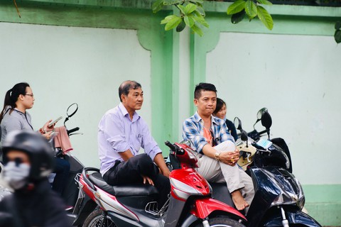 Phụ huynh đội nắng mưa chờ con thi lớp 10 - Ảnh 11. Phụ huynh đội nắng mưa chờ con thi lớp 10 - Ảnh 11.