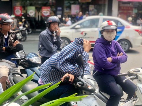 Phụ huynh đội nắng mưa chờ con thi lớp 10 - Ảnh 10. Phụ huynh đội nắng mưa chờ con thi lớp 10 - Ảnh 10.