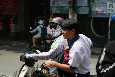 Phụ huynh đội nắng mưa chờ con thi lớp 10 - Ảnh 1. Phụ huynh đội nắng mưa chờ con thi lớp 10 - Ảnh 1.