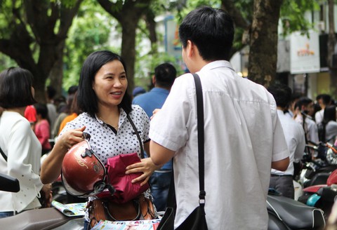 Mùa cần lắm những cái ôm… - Ảnh 1. Mùa cần lắm những cái ôm… - Ảnh 1.