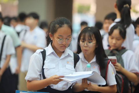 Gần 200.000 thí sinh chính thức bước vào thi lớp 10 tại TP.HCM và Hà Nội - Ảnh 7. Gần 200.000 thí sinh chính thức bước vào thi lớp 10 tại TP.HCM và Hà Nội - Ảnh 7.