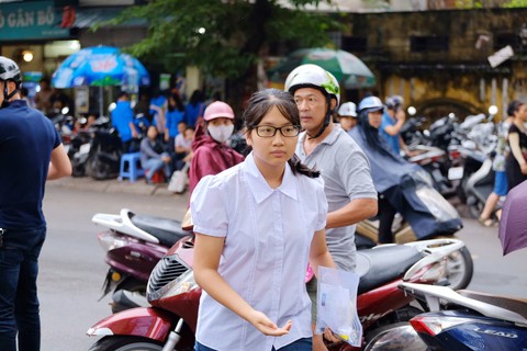 Gần 200.000 thí sinh chính thức bước vào thi lớp 10 tại TP.HCM và Hà Nội - Ảnh 6. Gần 200.000 thí sinh chính thức bước vào thi lớp 10 tại TP.HCM và Hà Nội - Ảnh 6.