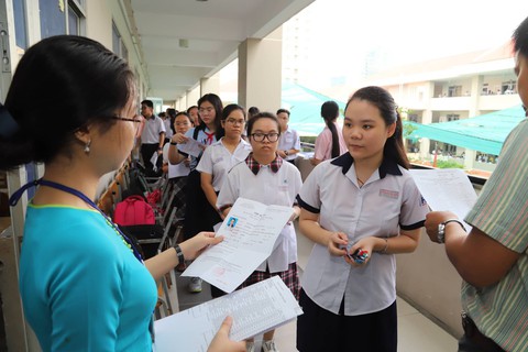 Gần 200.000 thí sinh chính thức bước vào thi lớp 10 tại TP.HCM và Hà Nội - Ảnh 13. Gần 200.000 thí sinh chính thức bước vào thi lớp 10 tại TP.HCM và Hà Nội - Ảnh 13.