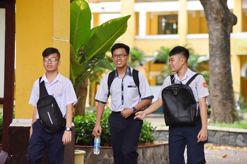 Đề thi tiếng Anh vừa sức, thí sinh TP.HCM tươi cười ra về - Ảnh 1. Đề thi tiếng Anh vừa sức, thí sinh TP.HCM tươi cười ra về - Ảnh 1.