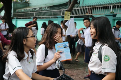 Đề thi tiếng Anh vừa sức, thí sinh TP.HCM tươi cười ra về - Ảnh 6. Đề thi tiếng Anh vừa sức, thí sinh TP.HCM tươi cười ra về - Ảnh 6.