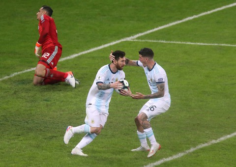 VAR hỗ trợ Messi ghi bàn giúp Argentina sống còn - Ảnh 2. VAR hỗ trợ Messi ghi bàn giúp Argentina sống còn - Ảnh 2.