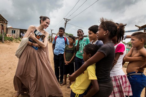 Nhật ký những chuyến đi của Angelina Jolie: Hành trình của một người từ ái - Ảnh 1. Nhật ký những chuyến đi của Angelina Jolie: Hành trình của một người từ ái - Ảnh 1.